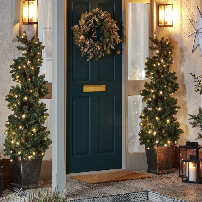 the tips for decorating a Christmas door