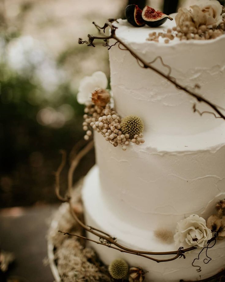 Freeze the Love: A Guide to Preserving Your Wedding Cake