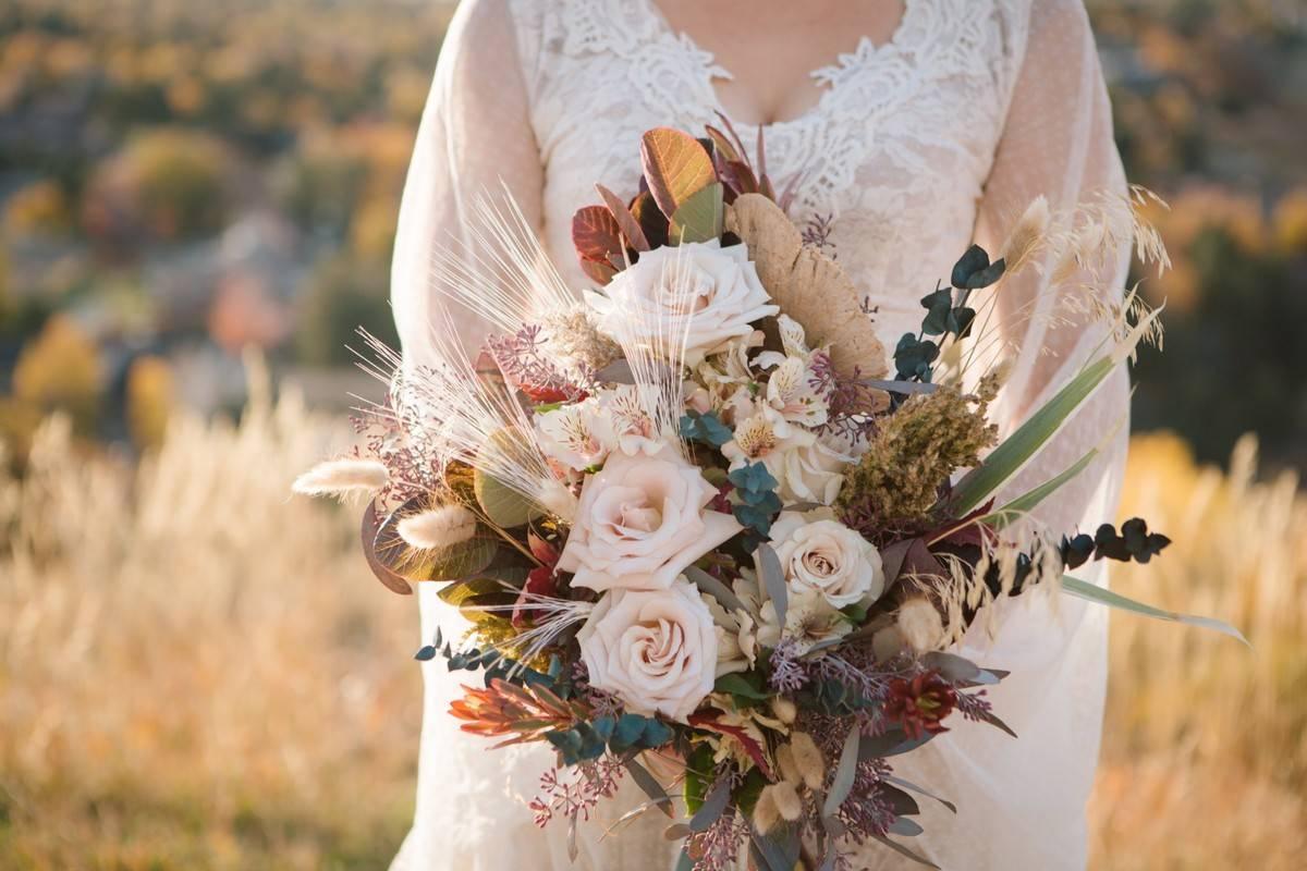 Nature’s Palette: Crafting Unique Seasonal Wedding Bouquet 