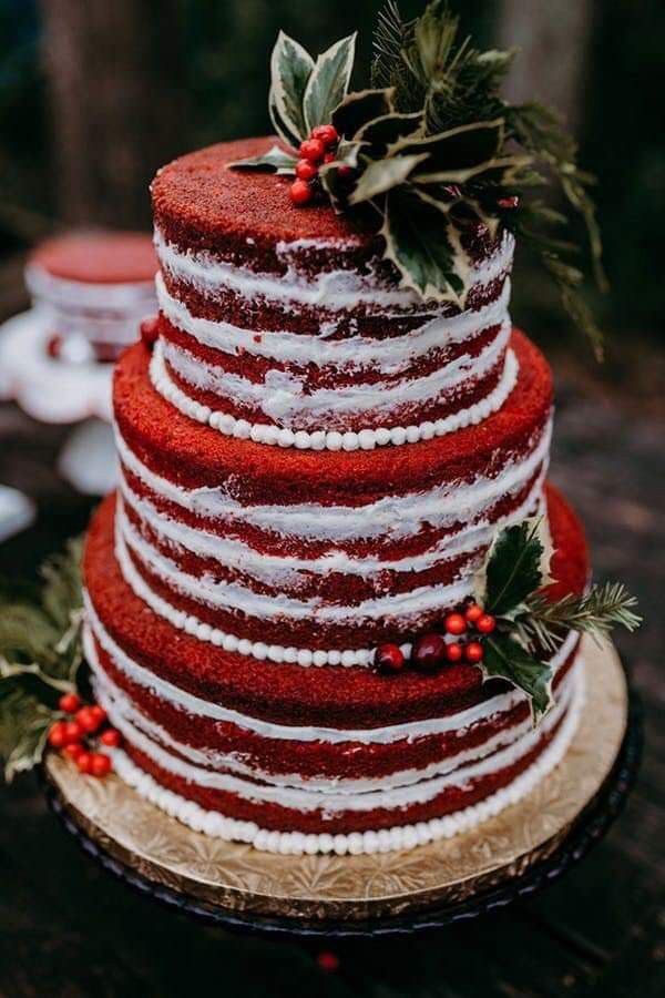 Elevate your dessert table with a customised Christmas wedding cake