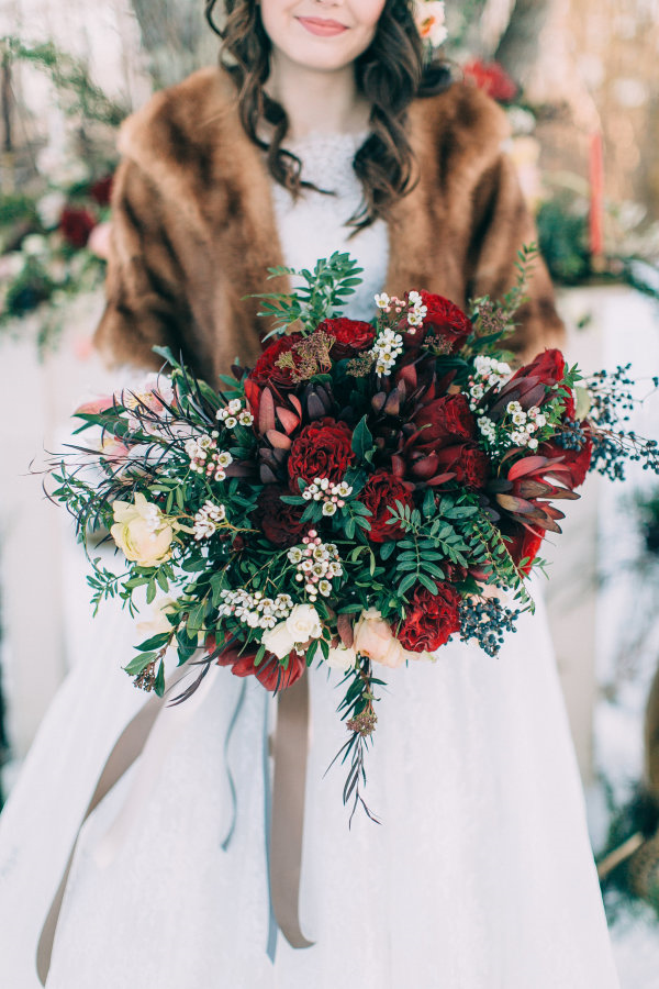 Carry a bouquet that mirrors the season's beauty with elements